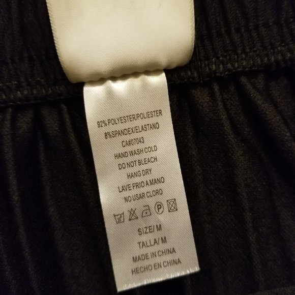 Posh Black Pleated Skirt - Picture 5 of 5